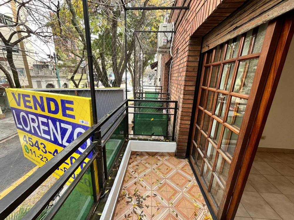 Balcón de un PH en Villa Urquiza con el cartel de Lorenzo Propiedades